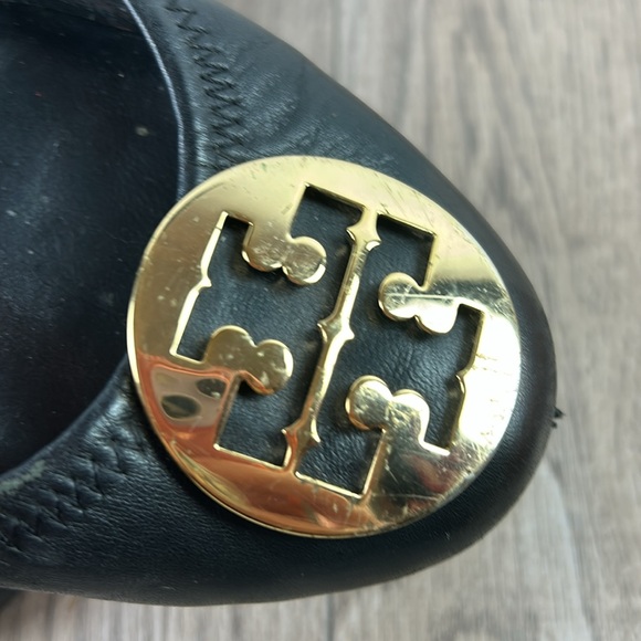 Tory Burch Classic Black Logo Reva Flats with Gold Medallion Logo Sz 8.5 - Picture 3 of 9